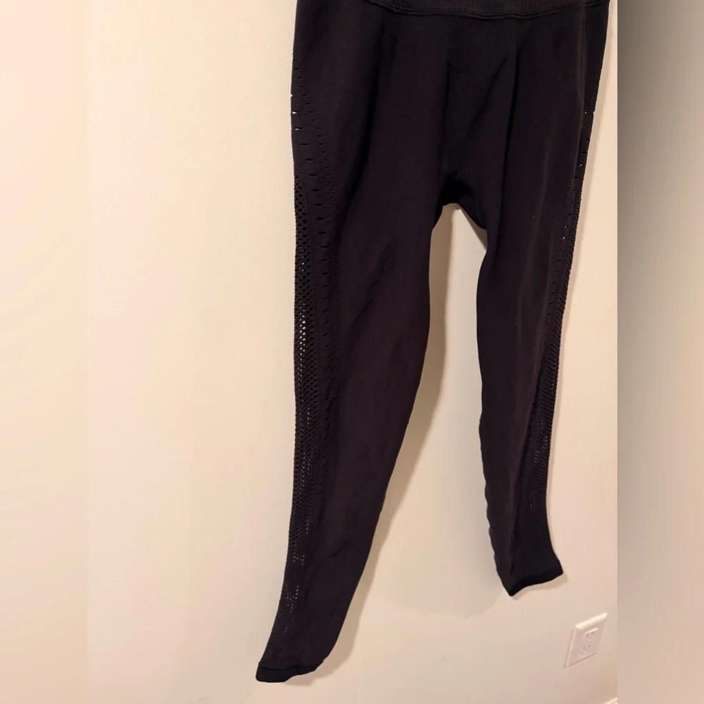 ALO Yoga Black Seamless High Waist Open Air Leggings 7/8 with Cut Out Detail